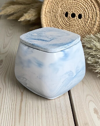 Świeca sojowa w niebieskim naczyniu gipsowym NORDIC CALM sól morska i orchidea, Oyka Candle
