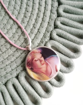 Naszyjnik z postacią, biżuteria z talerzy