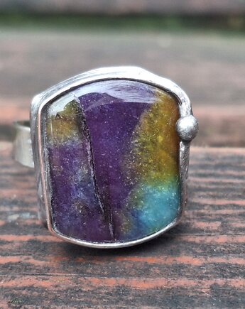 W kolorach różnych - pierścionek regulowany, po drugiej stronie lustra