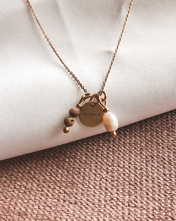 Naszyjnik Rose  z opalem, perłą i zawieszką z napisem Mama, Tiny Stone