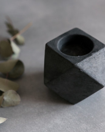 Geometryczny świecznik na tealighty czarny, Luvo Candles