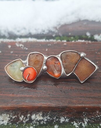 Rządkiem - broszka, po drugiej stronie lustra