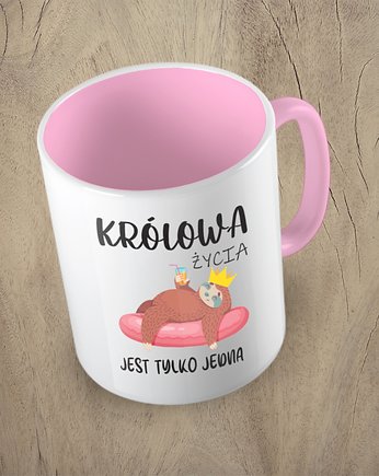 Kolorowy kubek KRÓLOWA ŻYCIA JEST TYLKO JEDNA, OSOBY - Prezent dla dziadka