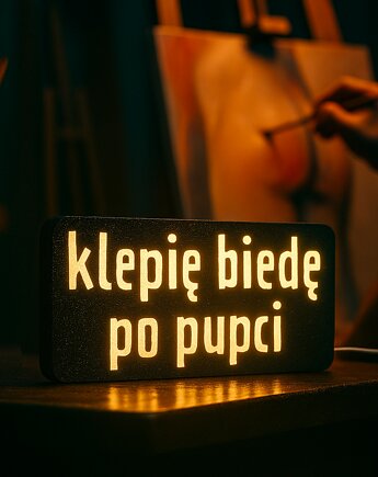 Lampa z napisem KLEPIĘ BIEDĘ PO PUPCI, Mediorama