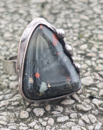 Jaspis - pierścionek regulowany, po drugiej stronie lustra