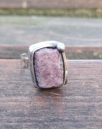 Rubin - pierścionek regulowany, po drugiej stronie lustra