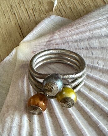 Srebrny pierścionek z kolorowymi perłami  - VINTAGE, Ade Art