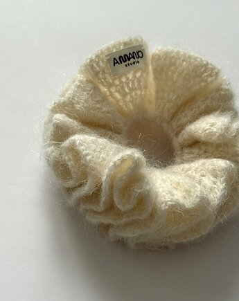 Creamy crochet scrunchie., A MANO studio