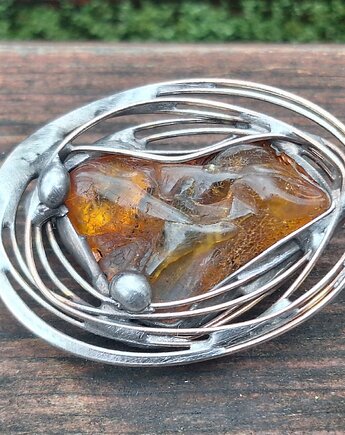 Prosta sprawa - broszka, po drugiej stronie lustra