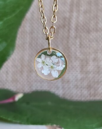 Mały wisiorek z białą niezapominajką prawdziwy kwiat, zkwiatem