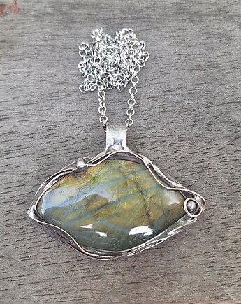 Zieleń i złoto - wisiorek, po drugiej stronie lustra