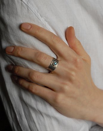 Surowy pierścionek z labradorytem, LIKIKO Jewellery