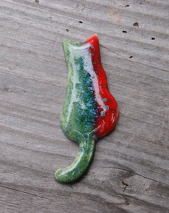 Ceramiczny magnes kot zielony z czerwonym, Gliniana Koniczynka