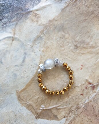 Pierścionek ze złotym hematytem, opalem, kamieniem księżycowym, labradorytem, modesign