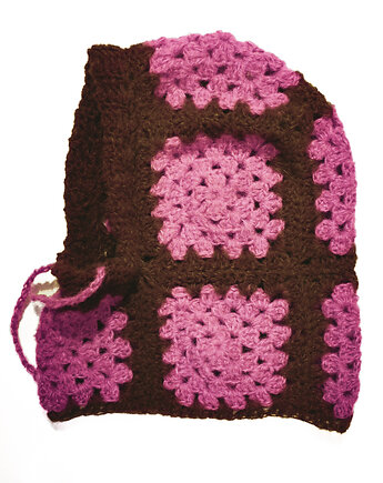 Czekoladowa komoniarka alpaka handmade, ręcznie szydełkowana zimowa czapka, kwiaty biżuteria