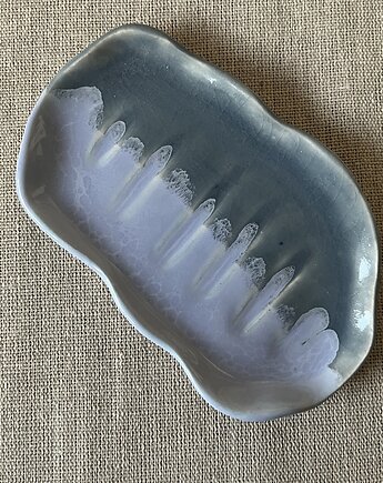 Mydelniczka ceramiczna, Cała w kurzu