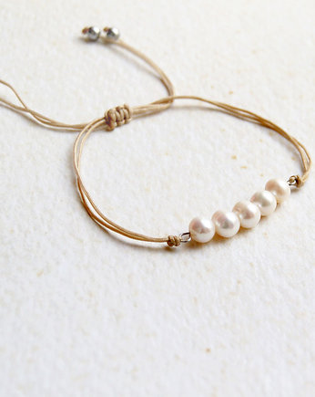 Naturalne perły : bransoletka na sznurku beżowym, kaktusia