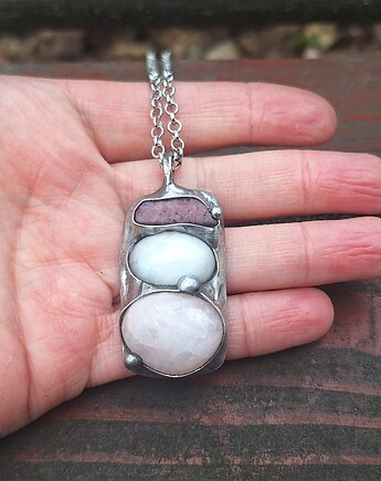 Biel i róż - wisiorek, po drugiej stronie lustra