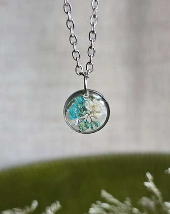 Zawieszka z prawdziwymi kwiatami wisiorek gipsówka niebieska, zkwiatem