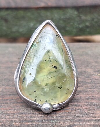 Prenit - pierścionek regulowany, po drugiej stronie lustra