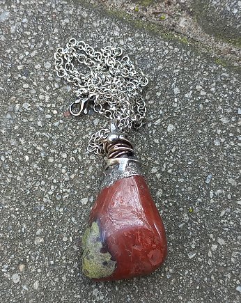 Jaspis z plamą - wisiorek, po drugiej stronie lustra