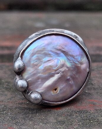 Perła po prostu - pierścionek regulowany, po drugiej stronie lustra