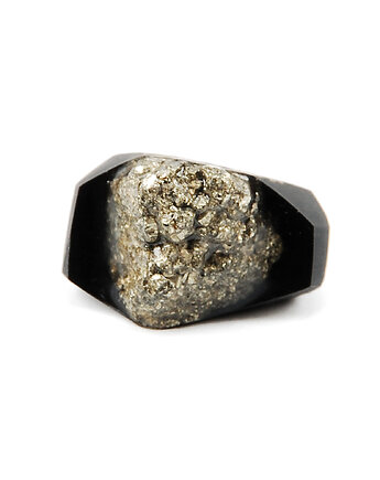 Pierścień z pirytem, Monopolka