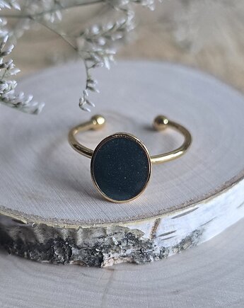 Złoty pierścionek jajowaty butelkowa zieleń, zkwiatem