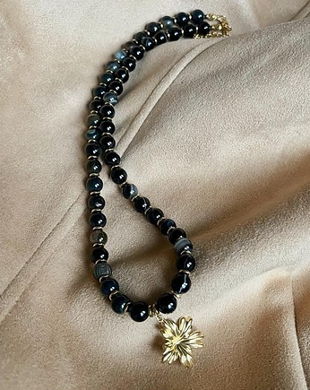 Naszyjnik z agatu i hematytu z zawieszką kwiatem, Gleeme Jewellery