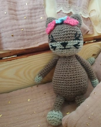 Kotek w ubranku w drewnianej skrzyneczce z akcesoriami OD RĘKI, THE MISS CAT