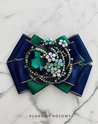 Brosza z zielonym kryształem oplątanym kwiatkami NEW, Pudrowy Różowy