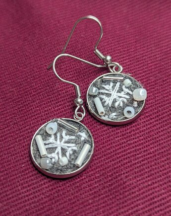 Śnieżynki - ręcznie haftowane kolczyki wiszące z koralikami