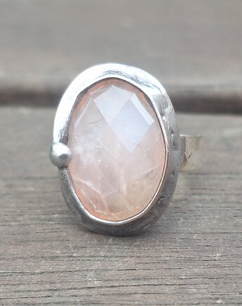 Różowy kwarc - pierścionek regulowany, po drugiej stronie lustra