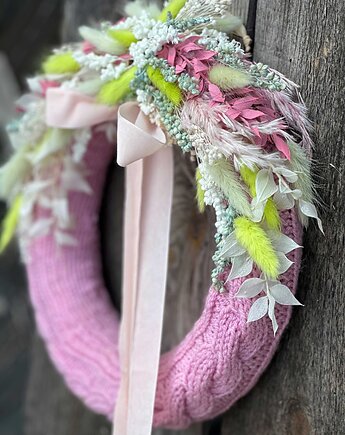 Wianek naturalny, w sweterku ozdobiony suszonymi kwiatami, Rosa