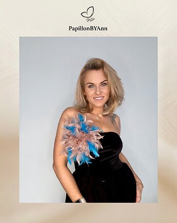 Broszka z piór indyka pudrowy róż z niebieskim, PapillonBYAnn