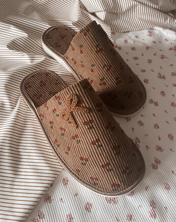 Kapcie dla niej pełne z nadrukiem Cherry z brązową kokardą, Apollie&co