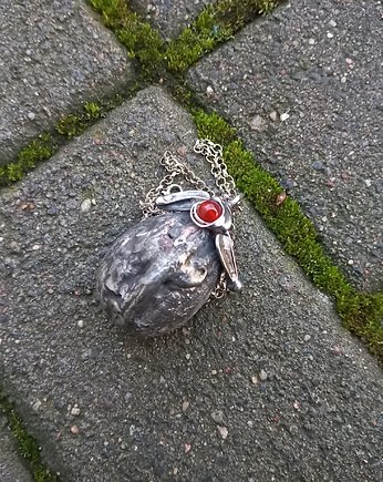 Twardy orzech do zgryzienia - wisiorek, po drugiej stronie lustra