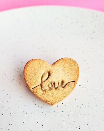 Broszka ciasteczko z napisem love, Wypieczone