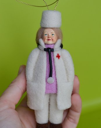 Wełniana zabawka na choinkę-Doktor,Lekarz, Myszka Molly