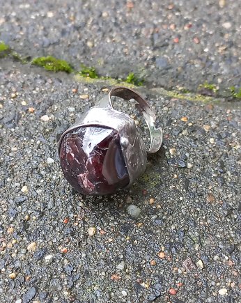 Granat - pierścionek regulowany, po drugiej stronie lustra