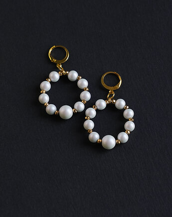 Białe kolczyki koła z satynowymi perłami ceramicznymi, AT NOON