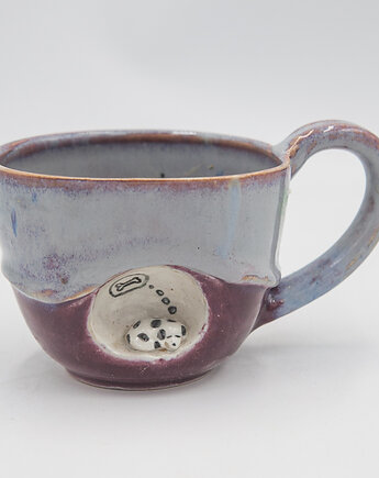 Kubek z pieskiem, błotko. pracownia ceramiki