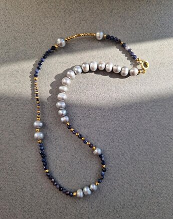 Naszyjnik z szarych pereł i niebieskich szafirów 50 cm, Dziewczyna i Perły