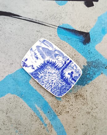 Broszka z postacią i kozą, biżuteria z talerzy