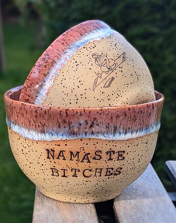 NAMASTE BITCHES, duża czarka ceramiczna, 430 ml, MONIfaktura
