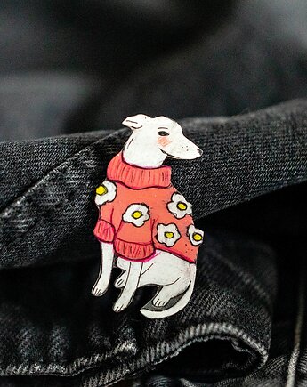 Broszka pies w różowym swetrze w kwiaty, Pintura