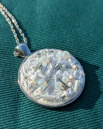 Abstrakcyjny naszyjnik inspirowany zimowym krajobrazem, Papaya