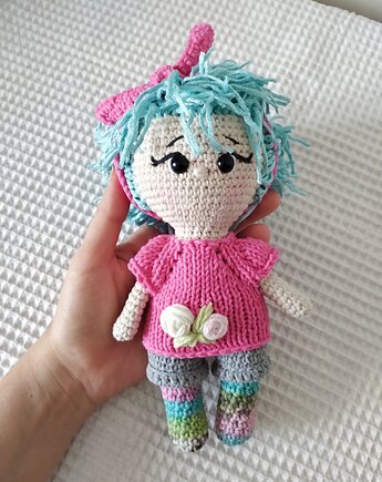 Lalka z turkusowymi włosami, szydlAnki