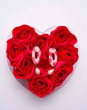 Asymetryczne sztyfty edycja walentynkowa, Dwie Gliny