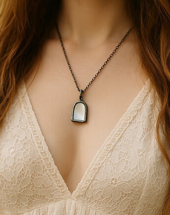 Lustrzany portal, MARIAELA